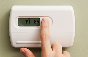 Hand adjusting thermostat