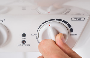 ai_ho_saveheatingbill2 Hand adjusting dial