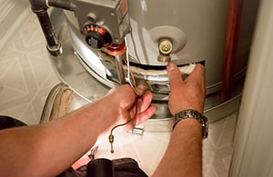 ai_pl_waterheater_replace1_om Person fixing water heater
