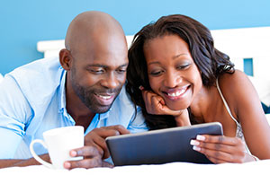 ai_pro_vs_ng Couple smiling looking at iPad